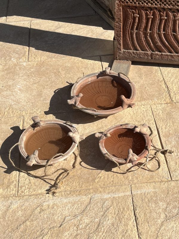 clay hanging birdbath sc32025